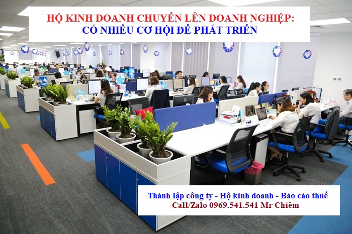 Nhiều Chuyên gia cho rằng, chủ trương chuyển hộ kinh doanh lên doanh nghiệp sẽ giúp chính “doanh nghiệp” đó có nhiều điều kiện lớn mạnh và đây là cơ hội vàng, cần nắm bắt ngay trong bối cảnh kinh tế hội nhập sâu rộng. Nhiều lợi ích khi chuyển lên DN thời điểm này Tổng Bí thư Tô Lâm vừa thay mặt Bộ Chính trị ký Nghị quyết số 68 về phát triển kinh tế tư nhân, trong đó có nội dung quan trọng về việc chuyển đổi mô hình hộ kinh doanh sang doanh nghiệp. Theo đó, Việt Nam đặt mục tiêu đến năm 2030 có 2 triệu doanh nghiệp hoạt động, tương ứng 20 doanh nghiệp trên 1.000 người dân. Bộ Chính trị yêu cầu đẩy mạnh số hoá nhằm minh bạch và đơn giản thủ tục tuân thủ về thuế, chế độ kế toán, bảo hiểm…nhằm khuyến khích chuyển đổi hộ kinh doanh sang mô hình doanh nghiệp. Để việc khuyến khích được thực chất, Bộ Chính trị đề nghị nhà chức trách cần cung cấp miễn phí các nền tảng số, phần mềm kế toán, dịch vụ tư vấn pháp lý, các khoá đào tạo về quản trị doanh nghiệp, kế toán, thuế, nhân sự, pháp luật cho doanh nghiệp nhỏ, siêu nhỏ và các hộ, cá nhân kinh doanh. Hiện, khu vực kinh tế tư nhân hiện có khoảng hơn 940.000 doanh nghiệp và trên 5 triệu hộ kinh doanh. Khu vực này đóng góp khoảng 50% GDP, hơn 30% tổng thu ngân sách Nhà nước và 82% tổng số lao động vào tăng trưởng kinh tế, tạo việc làm. Theo thông tin về kết quả quản lý thuế đối với hộ, cá nhân kinh doanh của Cục Thuế (Bộ Tài chính), tính đến hết tháng 3/2025, số lượng hộ, cá nhân kinh doanh đã nộp Tờ khai thuế theo hình thức khoán là 1.975.373 hộ và có 6.142 hộ nộp thuế theo hình thức kê khai. Số lượng hộ, cá nhân kinh doanh sẽ đưa thêm vào quản lý kê khai thuế thông qua triển khai bản đồ số hộ kinh doanh là 61.329 hộ kinh doanh.  Tiền thuế không phải là điều đáng ngại của Doanh nghiệp Sự khác biệt trong phương pháp xác định nghĩa vụ thuế giữa mô hình hộ kinh doanh và doanh nghiệp mang lại nhiều lợi ích đáng kể cho các doanh nghiệp chuyển đổi. Trong khi hộ kinh doanh nộp thuế theo tỷ lệ % cố định trên doanh thu (từ 1,5% đến 10%), thì doanh nghiệp áp dụng chế độ kế toán, hóa đơn, chứng từ, cho phép xác định nghĩa vụ thuế dựa trên tình hình kinh doanh thực tế. Doanh nghiệp chỉ nộp thuế khi có lợi nhuận, và mức thuế sẽ tương ứng với hiệu quả hoạt động kinh doanh Với thuế Giá trị gia tăng (GTGT), doanh nghiệp được áp dụng phương pháp khấu trừ thuế GTGT đầu vào, giúp giảm đáng kể số thuế GTGT phải nộp. Nếu thuế GTGT đầu vào được khấu trừ đầy đủ, doanh nghiệp chỉ phải nộp phần thuế GTGT đầu ra thực tế. Hơn nữa, doanh nghiệp không phải phân bổ thuế GTGT đầu vào mà được khấu trừ toàn bộ theo quy định. Đối với, thuế Thu nhập doanh nghiệp (TNDN), được xác định bằng doanh thu trừ chi phí. Với thuế suất hiện hành là 20%, nếu doanh nghiệp hoạt động không hiệu quả và bị lỗ trong năm tính thuế, sẽ không phát sinh nghĩa vụ thuế TNDN. Đặc biệt, các doanh nghiệp hoạt động tại địa bàn kinh tế - xã hội khó khăn hoặc khu kinh tế còn được hưởng các chính sách ưu đãi, miễn giảm. Trường hợp với thuế Thu nhập cá nhân (TNCN), cán bộ quản lý và người lao động trong doanh nghiệp khi nộp thuế TNCN từ tiền lương, tiền công sẽ được hưởng chế độ giảm trừ gia cảnh theo quy định. Điều này giúp giảm bớt gánh nặng thuế cho người lao động và tăng tính hấp dẫn của doanh nghiệp trong việc thu hút nhân tài. Bên cạnh đó, việc chuyển đổi này còn mở ra nhiều cơ hội kinh doanh và nâng cao uy tín cho tổ chức, giúp hộ kinh doanh tiếp cận các ngành nghề đặc thù, kinh doanh có điều kiện, yêu cầu pháp nhân là doanh nghiệp như: dịch vụ pháp lý, môi giới bất động sản, dịch vụ bảo vệ, kế toán, kiểm toán, đấu giá... Xây dựng cơ sở pháp lý vững chắc, tạo dựng niềm tin để ký kết hợp đồng, tham gia đấu thầu, mở rộng hoạt động, hợp tác, gọi vốn đầu tư, và thực hiện các giao dịch tài chính, ngân hàng một cách thuận lợi. Đồng thời, doanh nghiệp được cấp mã số thuế riêng, tạo điều kiện thuận lợi cho các thủ tục xuất nhập khẩu, đăng ký sử dụng hóa đơn điện tử, con dấu, tài khoản ngân hàng, cũng như kê khai và nộp thuế điện tử. Về dài hạn, mô hình doanh nghiệp tạo ra một khung pháp lý và cơ cấu tổ chức rõ ràng, giúp doanh nghiệp phát triển một cách bài bản và chuyên nghiệp hơn. Cụ thể là trong việc lựa chọn mô hình phù hợp với quy mô và định hướng phát triển (công ty cổ phần, công ty TNHH một thành viên hoặc hai thành viên trở lên, doanh nghiệp tư nhân...) và được tự do đặt tên theo quy định của pháp luật.  Tư vấn miễn phí O969.541.541 Mr Chiêm (Call/Zalo) Theo dõi chúng tôi tại              TRUNG TÂM TƯ VẤN GIẤY PHÉP - THUẾ - KẾ TOÁN TÍN VIỆT Văn phòng: 11/7 Thoại Ngọc Hầu, P. Hòa Thạnh, Q. Tân Phú, TPHCM Tell: (028)39.733.734 - Hotline O969.541.541 Email: admin@ketoantinviet.com Website: ketoantinviet.vn - ketoantinviet.com.vn - ketoantinviet.com